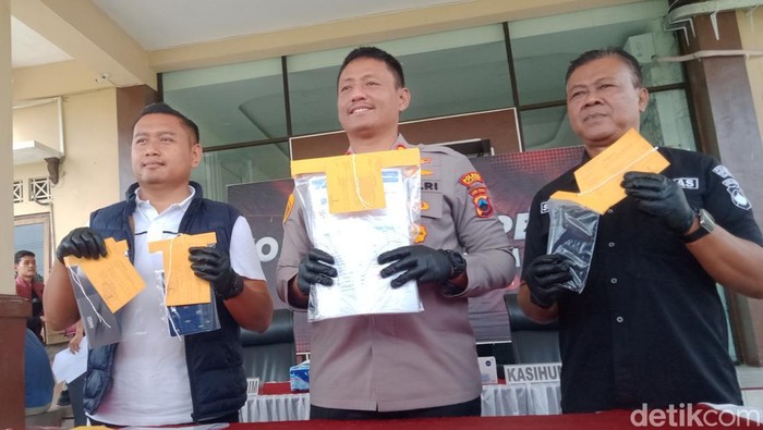 Barang bukti rekening dan ponsel penipuan CPNS.