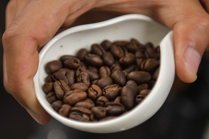 Karyawan mengemas kopi pesanan pelanggan di Toko Kopi Gayo di Kecamatan Kebayakan, Aceh Tengah, Aceh, Kamis (19/2/2026). Penghasilan toko kopi khas Gayo yang terdampak bencana hidrometeorologi pada akhir November 2025 tersebut mulai meningkat dengan memfokuskan penjualan produk melalui pasar dalam jaringan seiring membaiknya jaringan listrik dan internet. ANTARA FOTO/Arnas Padda/wsj.