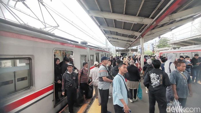 KRL Bogor-Manggarai 'Dioper' ke Kereta Lain, Penumpang Kecewa di Stasiun Depok