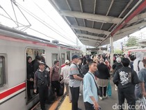 Penumpang KRL Bogor-Manggarai Tetiba Dioper ke Kereta Lain di Stasiun Depok