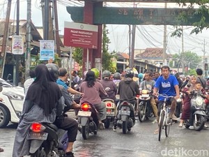 Semrawutnya Jalan Simpang Empat  Pagesangan Surabaya