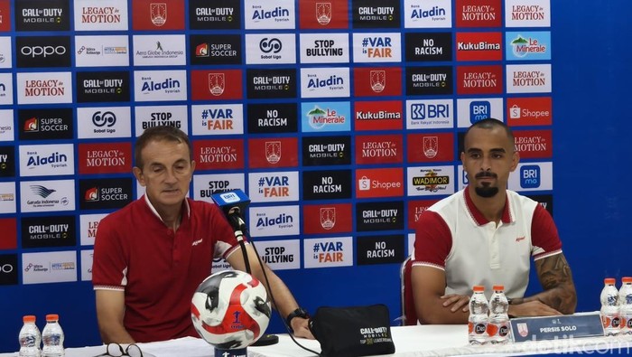Pelatih dan striker Persis Solo, Milomir Seslija serta Bruno Gomes, dalam konferensi pers jelang lawan PSBS Biak, Jumat (20/2/2026).