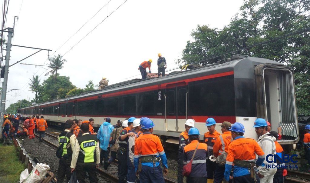 Petugas memeriksa kondisi rangkaian kereta api (KA) Bandara Soekarno-Hatta yang anjlok di Poris, Kota Tangerang, Banten, Jumat (20/2/2026). (CNBC Indonesia/Muhammad Sabki)