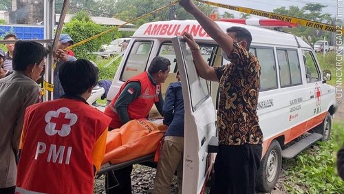 Petugas mengevakuasi jenazah Ketut Arcana (28), pekerja proyek yang tewas di bedeng proyek milik PT Krisna Agung Murti, Banjar Ujung Sangiang, Desa Kaliasem, Kecamatan Banjar, Buleleng, Jumat (20/2/2026). (Dok. Polres Buleleng)