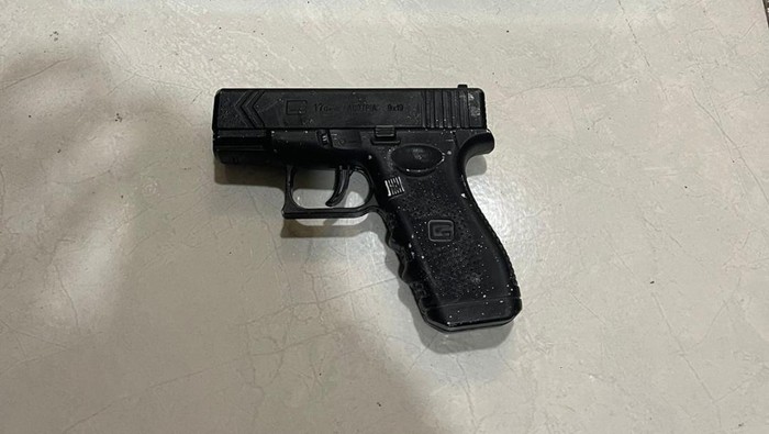 Pistol mainan yang digunakan pelaku untuk mencuri iPhone 15 Pro