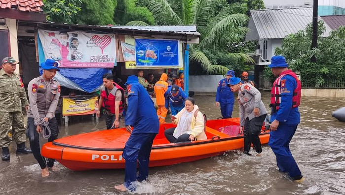 Polairud Polda Metro siapkan perahu karet angkut warga yang hendak bekerja di Kebon Pala, Jaktim