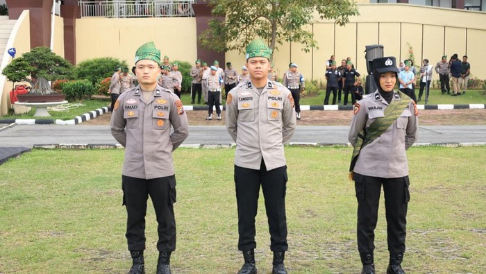 Polda Riau mengeluarkan kebijakan bagi seluruh personel untuk memakai tanjak dan selempang setiap hari Jumat.