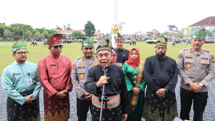 Polda Riau mengeluarkan kebijakan bagi seluruh personel untuk memakai tanjak dan selempang setiap hari Jumat.