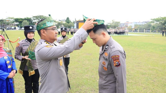 Polda Riau mewajibkan personelnya memakai tanjak dan selempang untuk merawat budaya Melayu. Pemakaian tanjak bagi polisi laki-laki dan selempang bagi polwan ini dilakukan setiap hari Jumat, dimulai hari ini, Jumat (20/2/2026).