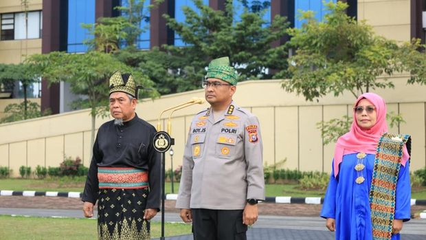 Polda Riau mewajibkan personelnya memakai tanjak dan selempang untuk merawat budaya Melayu. Pemakaian tanjak bagi polisi laki-laki dan selempang bagi polwan ini dilakukan setiap hari Jumat, dimulai hari ini, Jumat (20/2/2026).