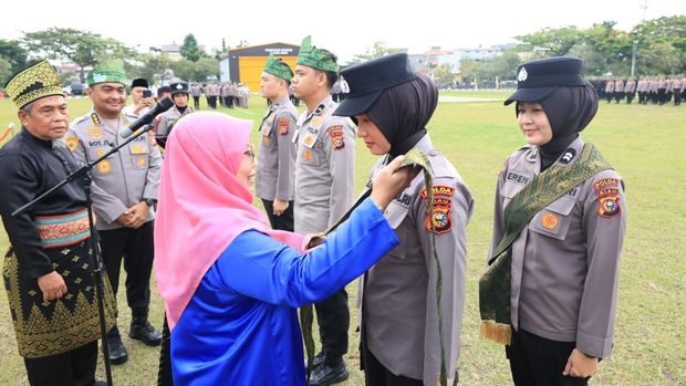 Polda Riau mewajibkan personelnya memakai tanjak dan selempang untuk merawat budaya Melayu. Pemakaian tanjak bagi polisi laki-laki dan selempang bagi polwan ini dilakukan setiap hari Jumat, dimulai hari ini, Jumat (20/2/2026).