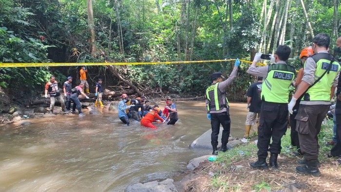 Polisi lakukan olah TKP.
