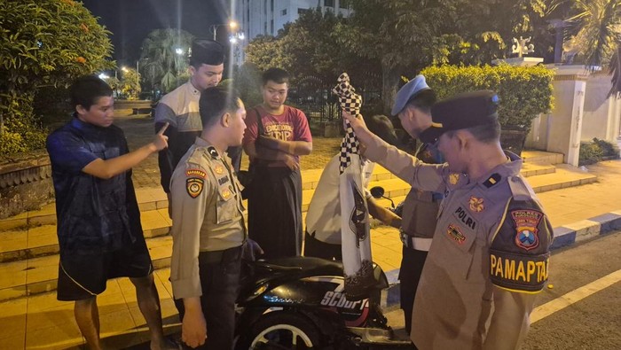 Polisi mengamankan sejumlah remaja diduga hendak melakukan perang sarung di Alun-Alun Ponorogo.