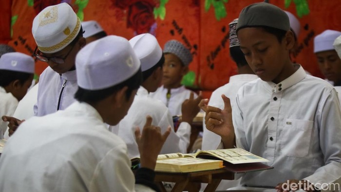 Di sini, ayat-ayat suci tidak bergema di langit-langit ruangan melainkan menari dari ujung jari.