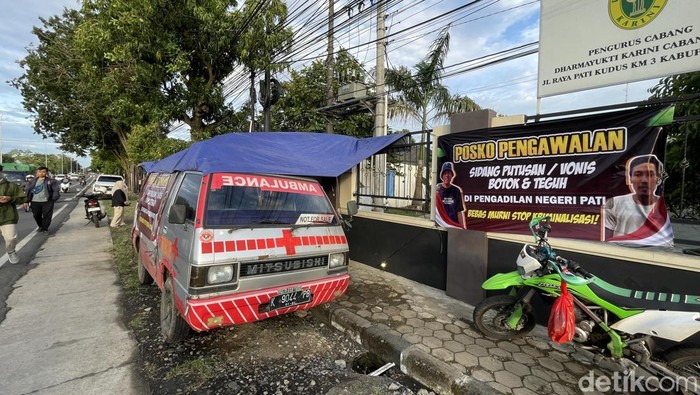 Sidang vonis kasus pemblokiran jalan dengan terdakwa Botok cs digelar pada Kamis (5/3). AMPB menyebut, sejumlah tokoh akan hadir.