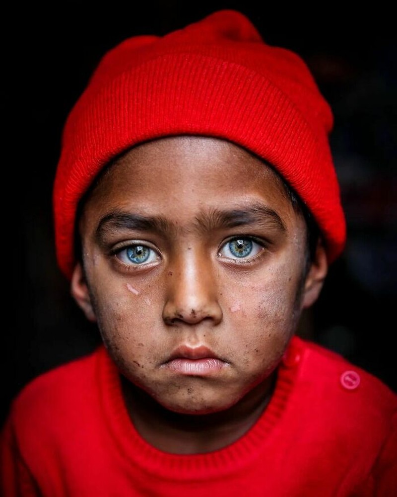 Fotografer Mou Ayesha berhasil menangkap potret cantik mata orang-orang di Bangladesh. Warnanya beragam, mulai biru hingga hijau.