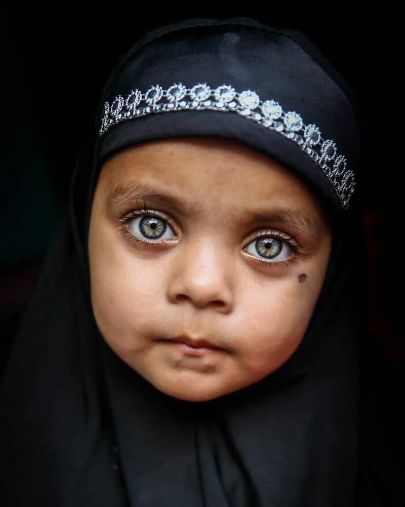 Fotografer Mou Ayesha berhasil menangkap potret cantik mata orang-orang di Bangladesh. Warnanya beragam, mulai biru hingga hijau.