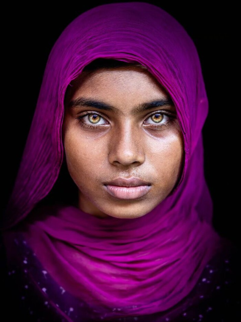 Fotografer Mou Ayesha berhasil menangkap potret cantik mata orang-orang di Bangladesh. Warnanya beragam, mulai biru hingga hijau.