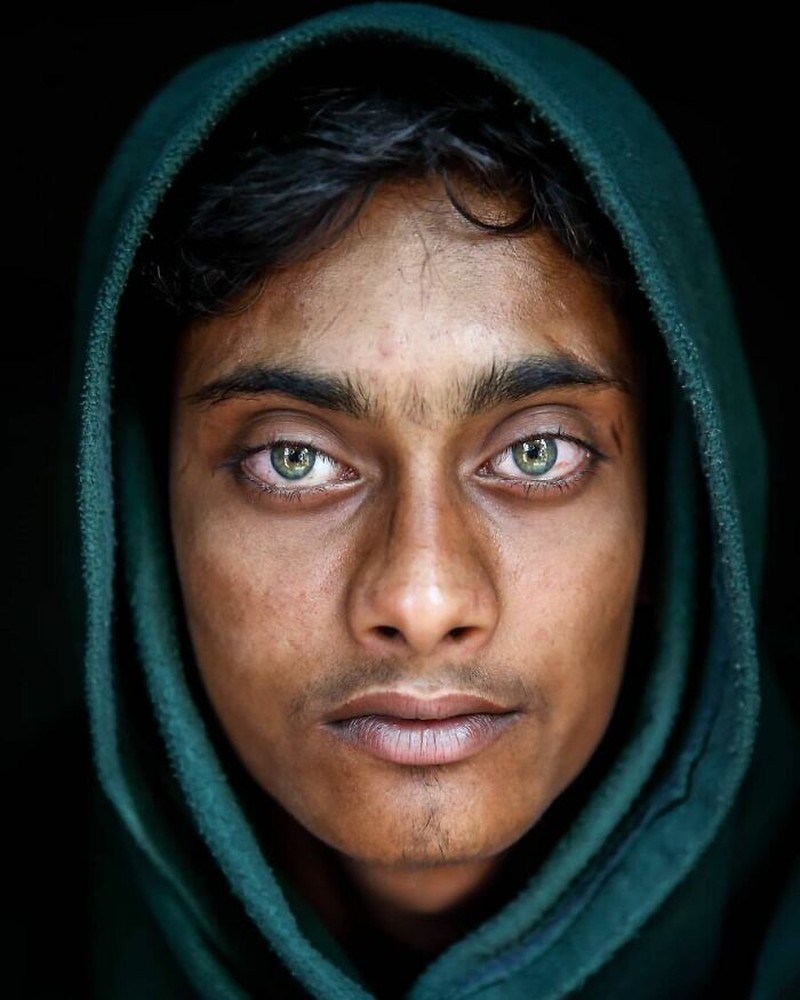 Fotografer Mou Ayesha berhasil menangkap potret cantik mata orang-orang di Bangladesh. Warnanya beragam, mulai biru hingga hijau.