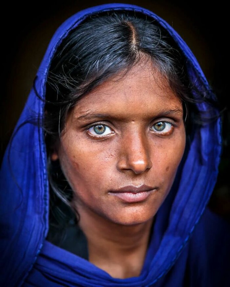 Fotografer Mou Ayesha berhasil menangkap potret cantik mata orang-orang di Bangladesh. Warnanya beragam, mulai biru hingga hijau.