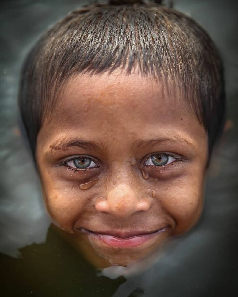 Fotografer Mou Ayesha berhasil menangkap potret cantik mata orang-orang di Bangladesh. Warnanya beragam, mulai biru hingga hijau.