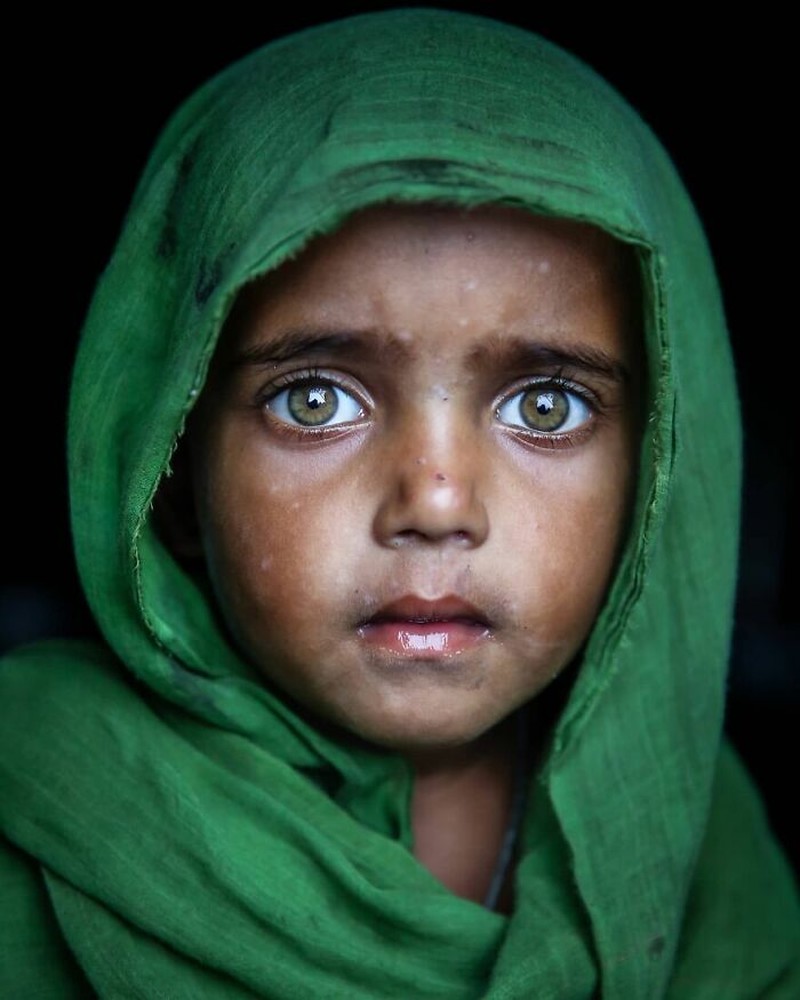 Fotografer Mou Ayesha berhasil menangkap potret cantik mata orang-orang di Bangladesh. Warnanya beragam, mulai biru hingga hijau.