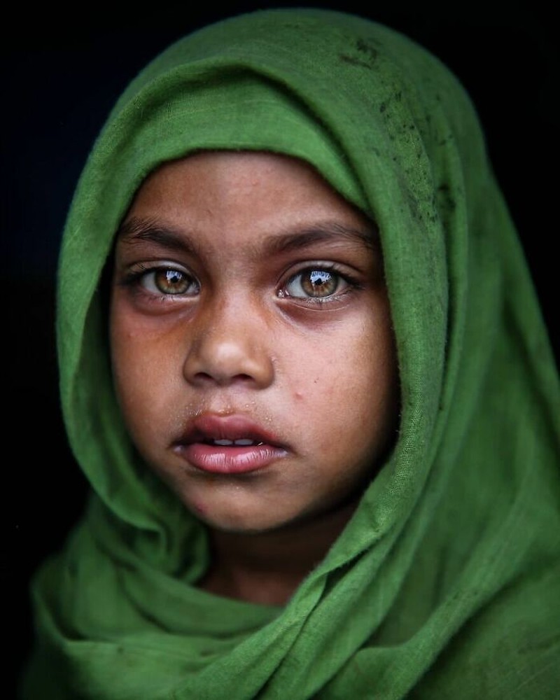 Fotografer Mou Ayesha berhasil menangkap potret cantik mata orang-orang di Bangladesh. Warnanya beragam, mulai biru hingga hijau.