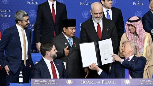 Presiden Prabowo Subianto (keempat kiri) berbincang dengan Presiden Amerika Serikat Donald Trump (ketiga kanan) saat KTT Dewan Perdamaian (BoP) di Donald J. Trump US Institute of Peace, Washington DC, Amerika Serikat, Kamis (19/2/2026). Pada KTT BoP itu Indonesia menyatakan kesiapan untuk berkontribusi pada International Stabilization Force (ISF) serta mendukung rekonstruksi dan stabilisasi jangka panjang Gaza. ANTARA FOTO/HO-Setpres/hma/wpa.