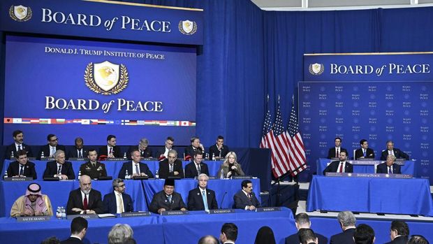 Presiden Prabowo Subianto (keempat kiri bawah) memberikan pernyataan saat KTT Dewan Perdamaian (BoP) di Donald J. Trump US Institute of Peace, Washington DC, Amerika Serikat, Kamis (19/2/2026). Pada KTT BoP itu Indonesia menyatakan kesiapan untuk berkontribusi pada International Stabilization Force (ISF) serta mendukung rekonstruksi dan stabilisasi jangka panjang Gaza. ANTARA FOTO/HO-Setpres/hma/wpa.