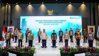 Pelantikan Dewan Pengawas dan Direksi dilakukan oleh Menteri Koordinator Pemberdayaan Masyarakat Muhaimin Iskandar yang menegaskan pentingnya jaminan sosial dalam memperkuat kesejahteraan dan pemberdayaan rakyat.