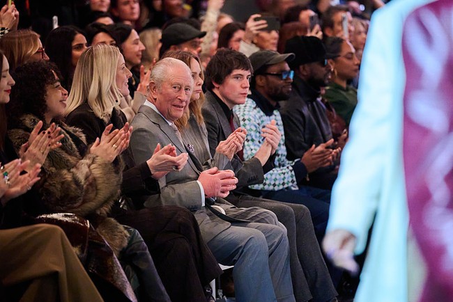 Baru kali ini Raja Charles mendatangi LFW dalam kapasitasnya sebagai pemimpin tertinggi Kerajaan Inggris. Mendiang Ratu Elizabeth II sempat menghadiri LFW pada 2018 silam. Foto: WWD via Getty Images/WWD