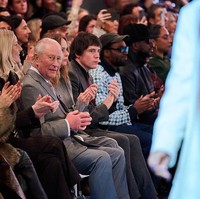 Baru kali ini Raja Charles mendatangi LFW dalam kapasitasnya sebagai pemimpin tertinggi Kerajaan Inggris. Mendiang Ratu Elizabeth II sempat menghadiri LFW pada 2018 silam. Foto: WWD via Getty Images/WWD