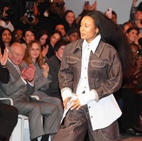 Istri Charles, Camilla, absen. Namun, ia diketahui menghadiri konser makan siang di Sinfonia Smith Square Hall sebelum akhirnya bertemu Anna Wintour untuk berdiskusi tentang industri fashion Inggris.Momen fashion Raja Charles tak lepas dari bayang-bayang isu keluarga. Beberapa jam sebelumnya, Andrew dilaporkan ditangkap di kediamannya di Sandringham Estate, bertepatan dengan ulang tahunnya yang ke-66. (Foto: Dave Benett/Getty Images)