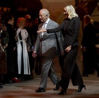 Bergaya necis dalam balutan setelan abu-abu lengkap dengan pocket square, ia berjalan menuju area catwalk sambil menyapa tamu undangan sebelum duduk di front row bersama desainer Stella McCartney dan Sean McGirr dari Alexander McQueen. Di dalam venue, ayah Pangeran William dan Harry itu didampingi oleh CEO British Fashion Council Laura Weir. (Foto: Aaron Chown/PA Images via Getty Images)