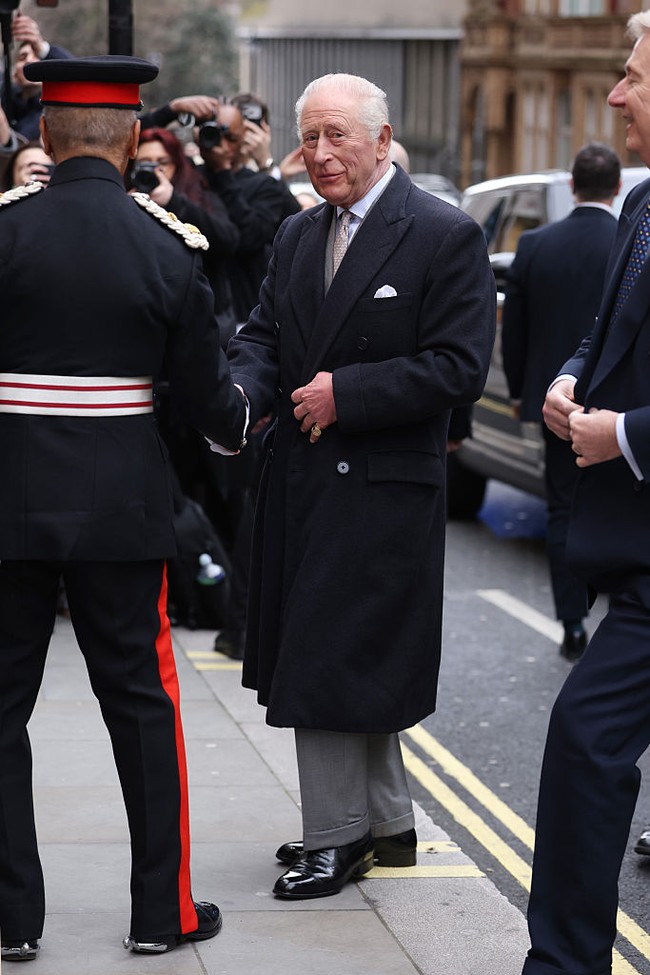 Penangkapan Andrew yang menghebohkan itu tidak menjadi penghalang bagi Raja Charles untuk tetap melaksanakan tugasnya di tengah publik. Alih-alih bersembunyi, ia malah menunjukkan diri untuk mendukung industri fashion Inggris. (Foto: Neil Mockford/GC Images)