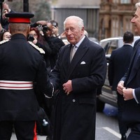 Penangkapan Andrew yang menghebohkan itu tidak menjadi penghalang bagi Raja Charles untuk tetap melaksanakan tugasnya di tengah publik. Alih-alih bersembunyi, ia malah menunjukkan diri untuk mendukung industri fashion Inggris. (Foto: Neil Mockford/GC Images)