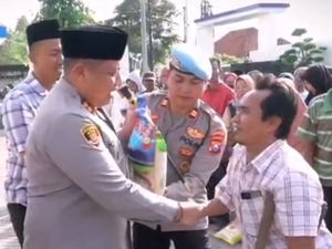 Polres Pamekasan Bagi Ratusan Paket Beras untuk Ojol dan Abang Becak
