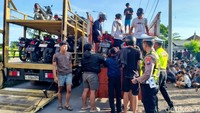 Petugas menutup seluruh akses jalan menggunakan kendaraan besar untuk mencegah peserta maupun penonton kabur. Para remaja yang terjaring kemudian didata, sementara kendaraan diangkut ke Mapolresta Sidoarjo.