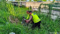 Bahkan petugas harus mengambil motor yang ditinggalkan oleh pemiliknya diparit dekat Tol Sidoarjo-Porong.