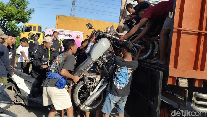 Ratusan pemuda terjaring razia balap liar di Porong, Sidoarjo.