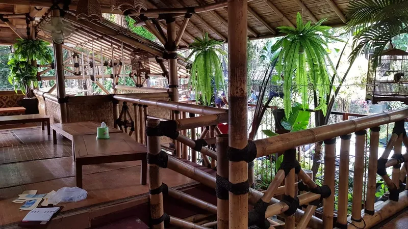 Restoran konsep saung Saung Sambal Uleg