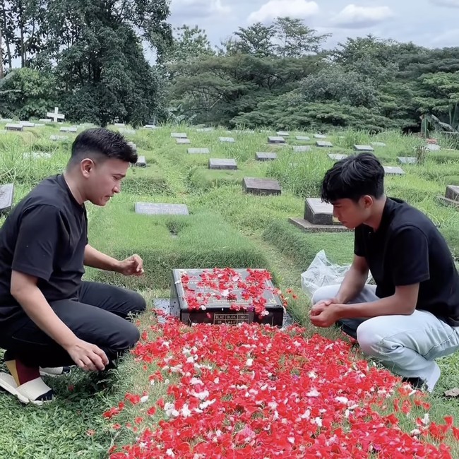 Betrand Peto Dampingi Ruben Onsu Nyekar ke Makam Orang Tua