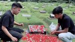 Betrand Peto Dampingi Ruben Onsu Nyekar ke Makam Orang Tua