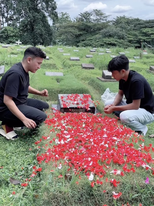 Betrand Peto Dampingi Ruben Onsu Nyekar ke Makam Orang Tua
