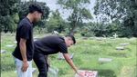 Betrand Peto Dampingi Ruben Onsu Nyekar ke Makam Orang Tua