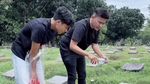 Betrand Peto Dampingi Ruben Onsu Nyekar ke Makam Orang Tua