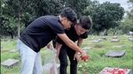 Betrand Peto Dampingi Ruben Onsu Nyekar ke Makam Orang Tua