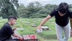 Betrand Peto Dampingi Ruben Onsu Nyekar ke Makam Orang Tua