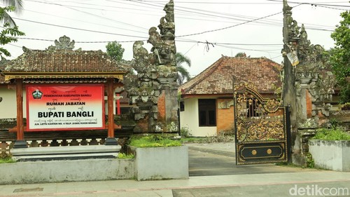 Kondisi rumah jabatan bupati Bangli nampak dari luar, Jumat (20/2/2026). (Aryo Mahendro/detikBali).