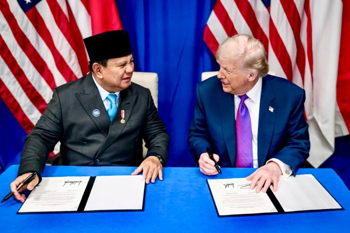 Presiden Prabowo Subianto dan Presiden Amerika Serikat (AS) Donald Trump resmi menandatangani kesepakatan dagang terkait tarif resiprokal (Agreements on Reciprocal Trade/ART). Penandatanganan dokumen perjanjian ini dilakukan di sela-sela kegiatan Boa